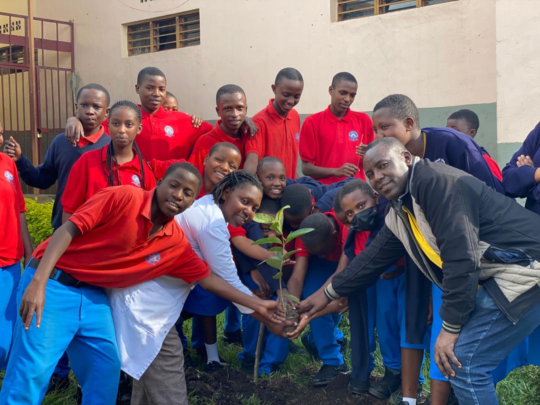 Abayobozi n'abanyeshuri mu gihe cyo gutera ibiti mu kigo